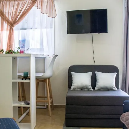 מלון דירות Christina 4*