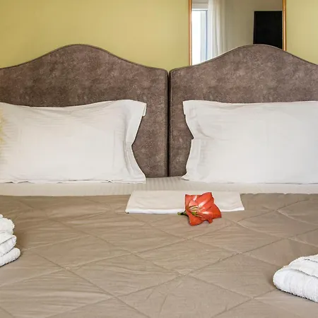 Christina 4* אדאמאס