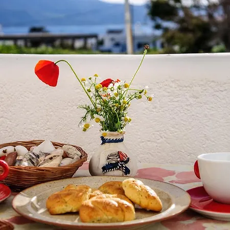 Christina מלון דירות 4*