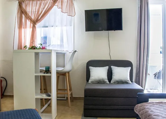 מלון דירות Christina 4*