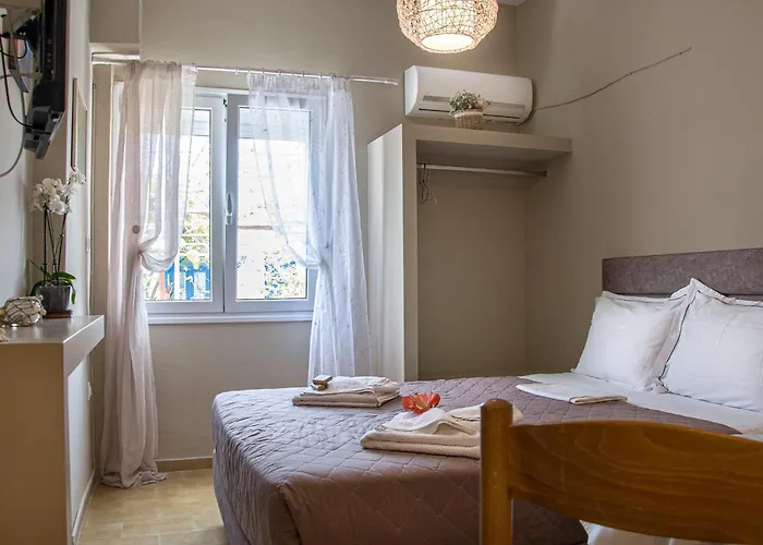 Christina מלון דירות אדאמאס