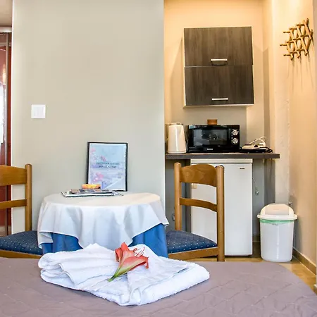 アパートホテル Christina アダマス