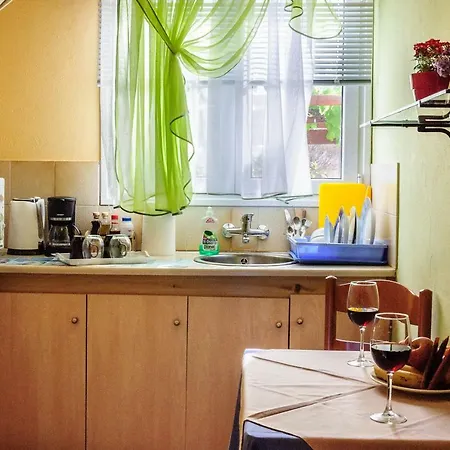 Christina Apartmanhotel Adámasz
